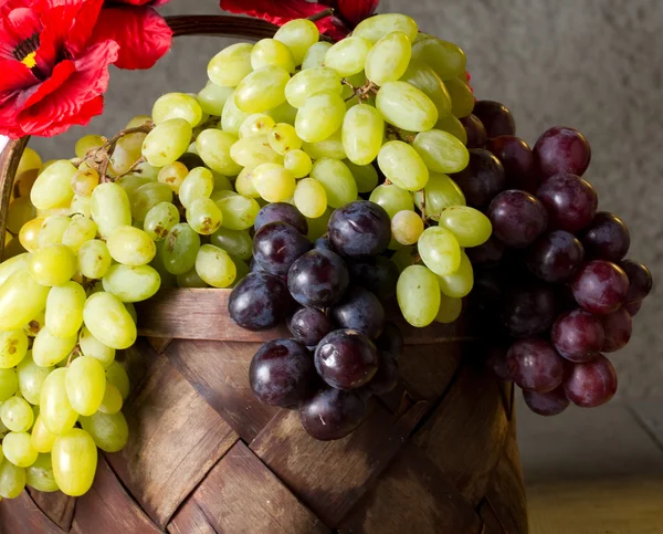 Rijpe druiven in een rieten mand — Stockfoto