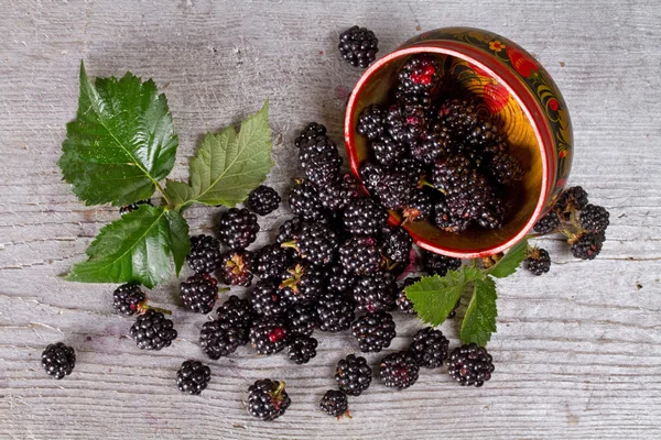 Blackberries on the old wooden table in traditional Russian dish — Stock Photo, Image