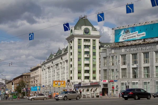 Novosibirsk, Federacja Rosyjska - 9 sierpnia: Budynek mieszkalny z commer — Zdjęcie stockowe