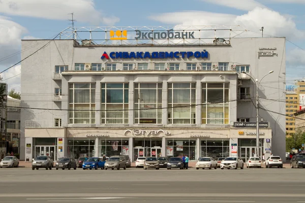 NOVOSIBIRSK, RUSIA - 9 de agosto: Sibakademstroy y Expobank en t —  Fotos de Stock