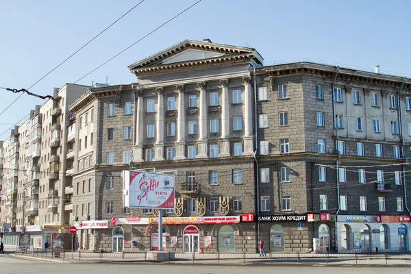 NOVOSIBIRSK, RUSIA - 9 de agosto: Edificio residencial de la era soviética — Foto de Stock