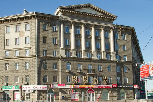 NOVOSIBIRSK, RUSSIA - AUGUST 9: Residential building Soviet-era — Stock Photo, Image