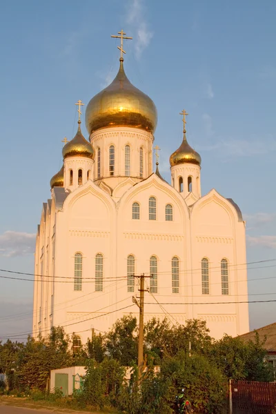 Iglesia ortodoxa en el atardecer en el pueblo de Priazovskiy — Foto de Stock