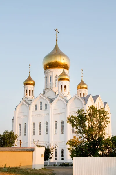 Orthodoxe Kirche im Sonnenuntergang im Dorf Priazovskiy — Stockfoto