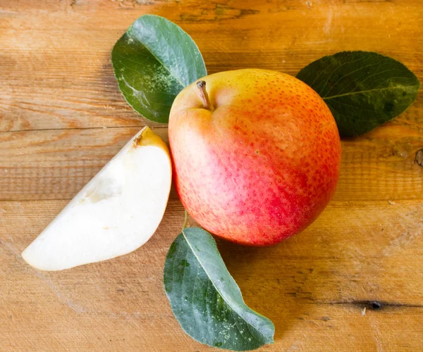 Whole and sliced juicy pear — Stock Photo, Image