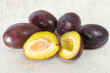 Olgun Erik ve Kiraz-eriği beyaz bir tablo