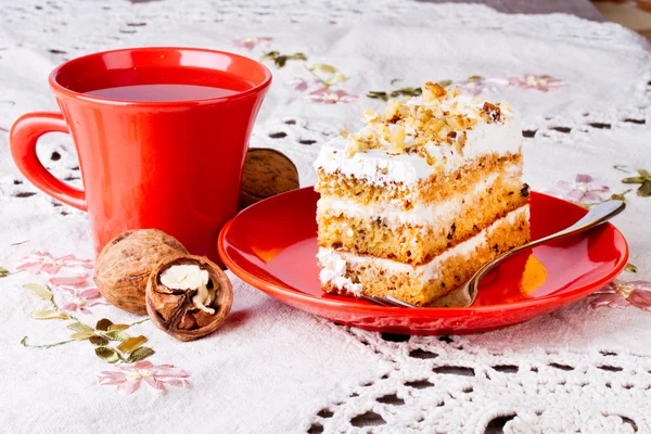 Tea and cake with walnuts — Stock Photo, Image