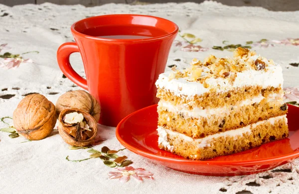 Tea and cake with walnuts — Stock Photo, Image
