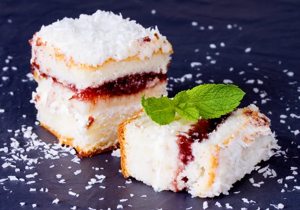 Gâteau avec des paillettes de feuilles de noix de coco et de menthe — Photo