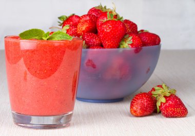 Olgun çilek ve çilek smoothie