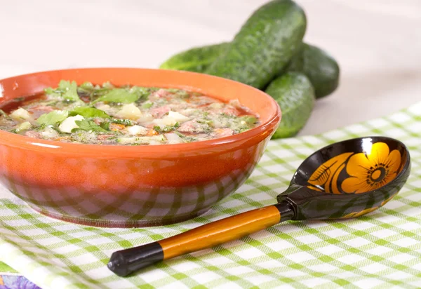 Okroshka med svagdricka i keramikskål på ett bord — Stockfoto