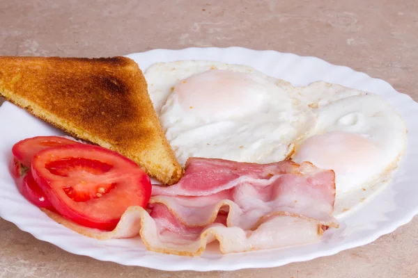Завтрак из бекона, яиц и тостов — стоковое фото