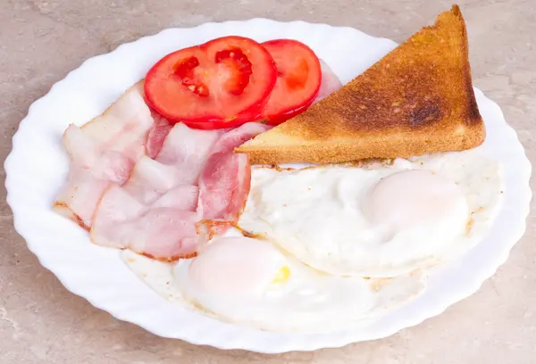 बेकन, अंडे और टोस्ट का नाश्ता — स्टॉक फ़ोटो, इमेज