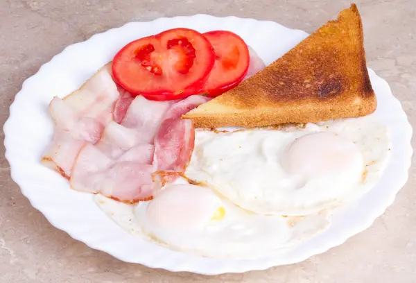 Breakfast of bacon, eggs and toast — Stock Photo, Image