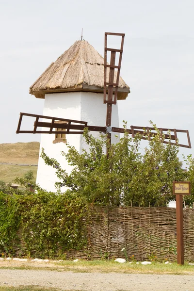 TAMAN, RUSSIA - AUGUST 12: Windmill in the ethnographic village Ataman on August 12, 2015 in Taman. — Stock Photo, Image