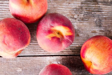 Eski ahşap masa üzerinde olgun şeftali