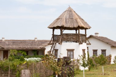 Taman, Rusya Federasyonu - 12 Ağustos: Eski wattle and daub hut ve etnografik köyün Taman içinde 12 Ağustos 2015 tarihinde Ataman bir gözetleme kulesi kazak.