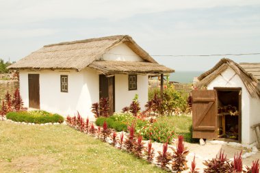 Taman, Rusya Federasyonu - 12 Ağustos: Eski wattle and daub kulübe ve bir mahzende etnografik köyün Taman içinde 12 Ağustos 2015 tarihinde Ataman.