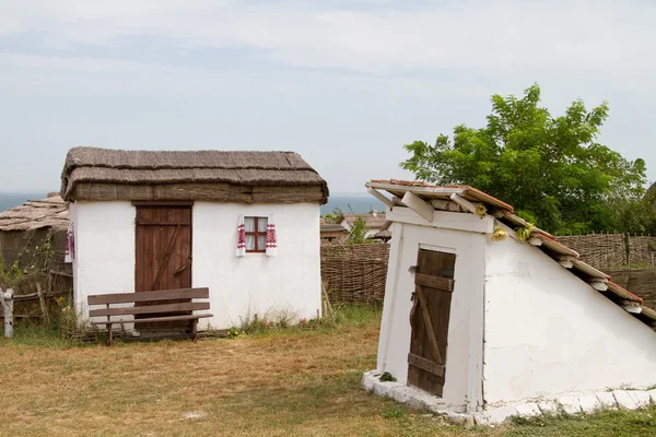 TAMÁN, RUSIA - 12 DE AGOSTO: Vieja choza y choza de daub y una bodega en la aldea etnográfica Ataman el 12 de agosto de 2015 en Taman . —  Fotos de Stock