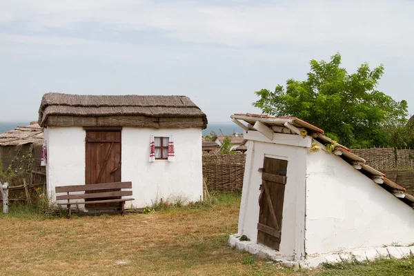 Taman, russland - 12. august: alte wattle and daub hütte und ein keller im ethnographischen dorf ataman am 12. august 2015 in taman. — Stockfoto