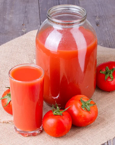 Tomato juice in glass and two-liter jar — Stock Photo, Image