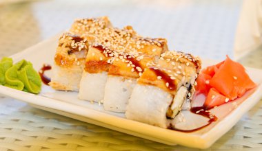 Beyaz tabakta zencefil ve wasabi ile rulo