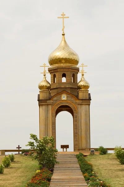 Taman, russland - 12. august: hölzerne kapelle auf dem hügel im ethnographischen dorf ataman am 12. august 2015 in taman. — Stockfoto