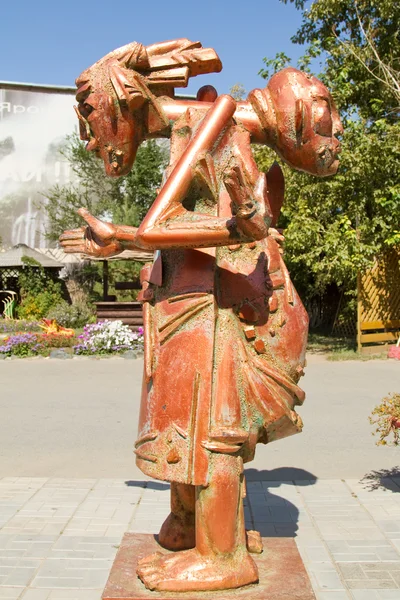 YAROVOYE, RÚSSIA - SETEMBRO 1: Escultura original no estilo de vanguarda em primeiro de setembro de 2015 em Yarovoye . — Fotografia de Stock