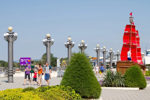 ANAPA, RÚSSIA - 20 DE AGOSTO: Lanternas no calçadão da costa do Mar Negro em 20 de agosto de 2015 em Anapa . — Fotografia de Stock