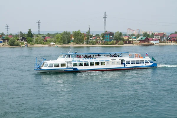 IRKUTSK, RUSSIA - JULY 4: Tourists on excursion boat on the Angara River on July 4, 2015 in Irkutsk. — Stock Photo, Image