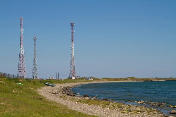 Wieże operatorów komórkowych na brzegu jeziora Bajkał — Zdjęcie stockowe