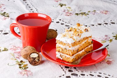 Çay ve pasta ile ceviz