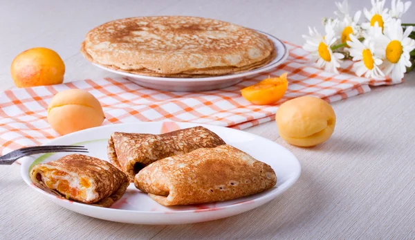 Pancakes with curd cheese and dried apricots — Stock Photo, Image