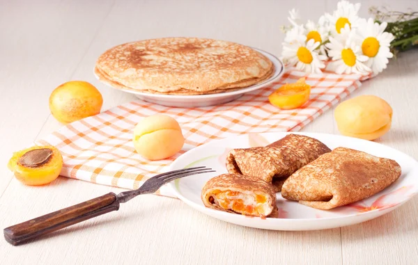 Pancakes with curd cheese and dried apricots — Stock Photo, Image