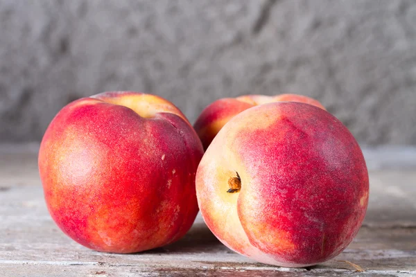 Three ripe juicy peaches — Stock Photo, Image