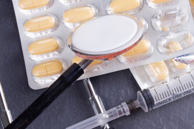 Stetoskop, şırınga ve vitaminler