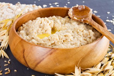 Ahşap kase ve kulakları Mısır yulaf yulaf ezmesi