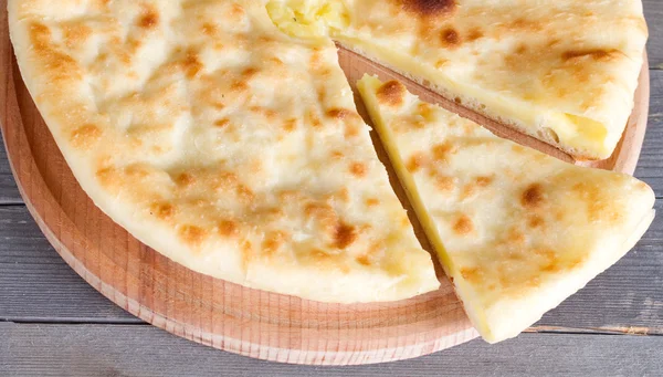 Таблиця пиріг з сиром та картоплею — стокове фото