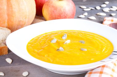 Balkabağı çorbası ve kabak çekirdeği