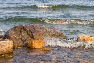 Taşlar Gölü kıyısındaki Baykal ve deprem dalgası
