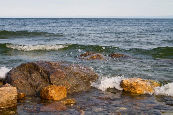 Πέτρες στην όχθη της λίμνης Βαϊκάλης και το παλιρροιακό κύμα — Φωτογραφία Αρχείου