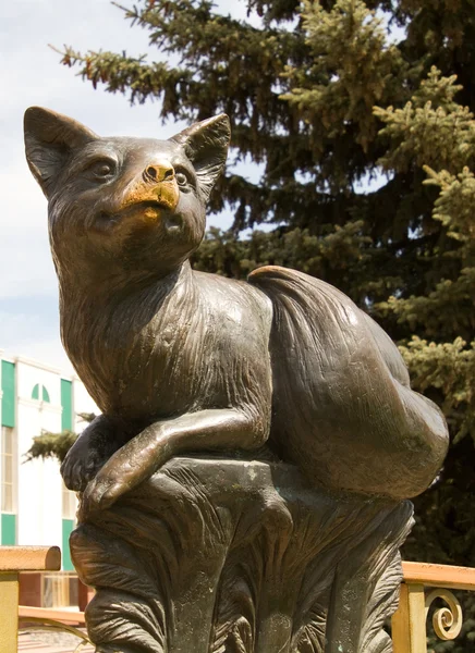 SARANSK, RUSIA - 9 de mayo: zorros de escultura en el conjunto del parque "Fox bridge" el 9 de mayo de 2015 en Saransk . —  Fotos de Stock