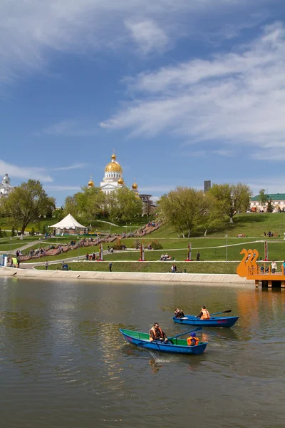 SARANSK, RUSSIA - MAY 9: Couples boating on the pond on May 9, 2015 in Saransk. — Stock Photo, Image