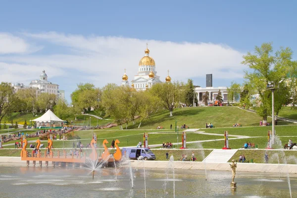 Saransk, Rusya Federasyonu - 9 Mayıs: Gölet ve 9 Mayıs 2015 Merkez kıyısındaki Saransk içinde çeşmeler.