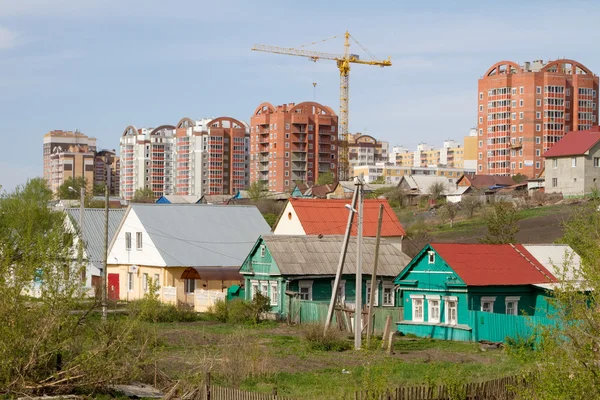 Saransk, Federacja Rosyjska - 9 maja: Starej i nowej dzielnicy mieszkaniowej w Saransk na 9 maja 2015 w Saransk. — Zdjęcie stockowe
