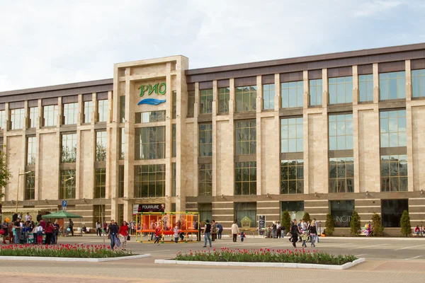 SARANSK, RUSSIA - MAY 9: Shopping and entertainment center "Rio" på Saransk 9. mai 2015 . – stockfoto