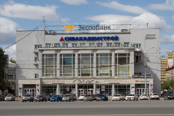 NOVOSIBIRSK, RUSSIA - AUGUST 9: Sibakademstroy and Expobank in t — Stock Photo, Image