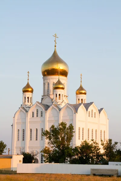 Ortodoxa kyrkan i solnedgången i byn Priazovskiy — Stockfoto