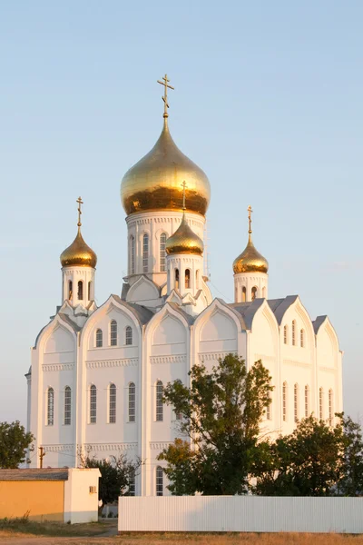 Église orthodoxe au coucher du soleil dans le village de Priazovskiy — Photo