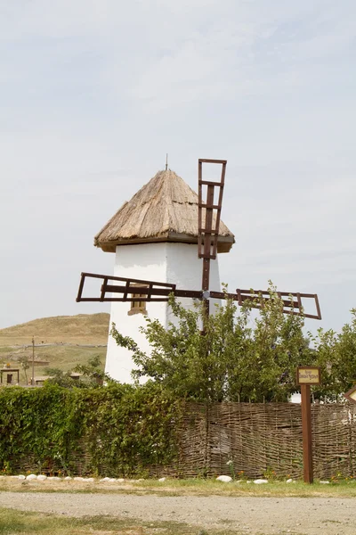 TAMAN, RUSSIA - 12 AGOSTO: Mulino a vento nel villaggio etnografico Foto Stock Royalty Free